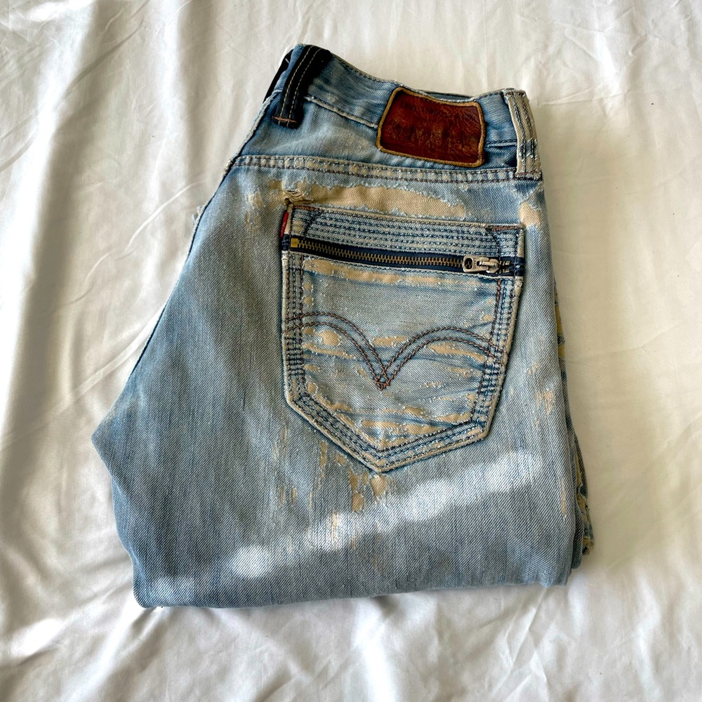 DISTRESSED LEVI’S 514 SLIM STRAIGHT BLUE JEANS
